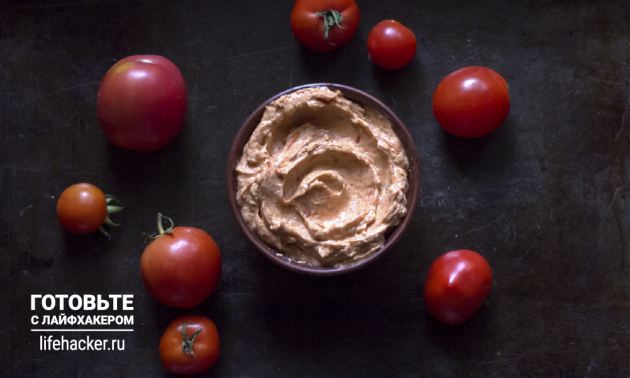 Creamy tomato spread on bread: whisk the mixture with a blender