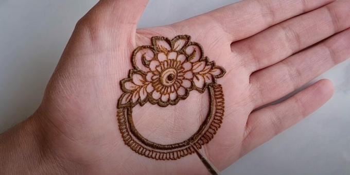 Henna drawings on the hand: outline the circles
