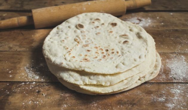 Gyros with chicken and yoghurt sauce: you can use a store-bought pita or make your own flatbread