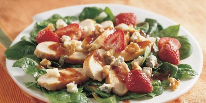 Salad with spinach, chicken breast and strawberries