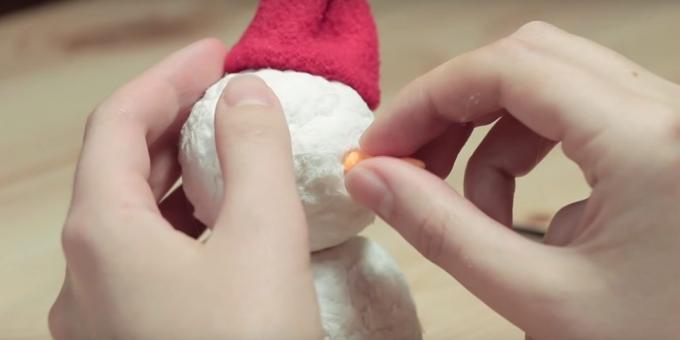 Snowman with his own hands: create a snowman and glue parts