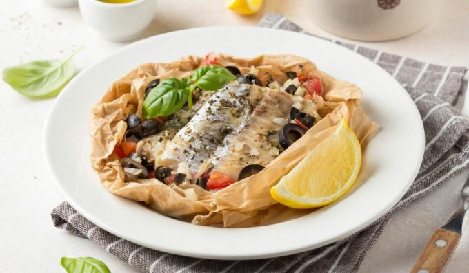 Cod in parchment with vegetables