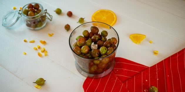 Gooseberry orange jam: chop the berries