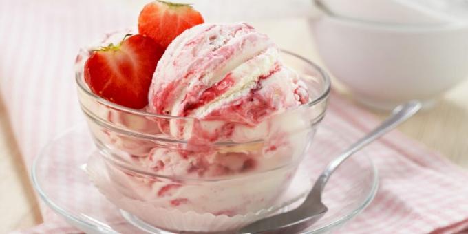 Strawberry ice cream with cheesecake flavor