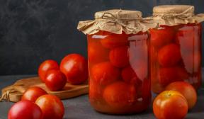 Pickled tomatoes with onions