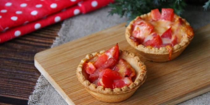 Hot tartlets with cheese and sausage