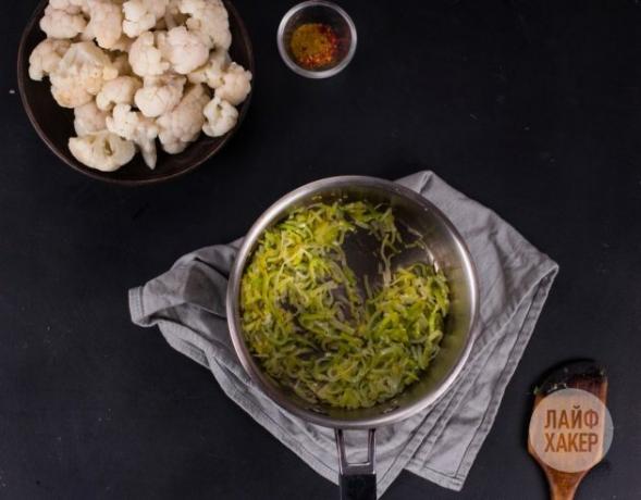 Cauliflower puree soup: send onions first to the saucepan