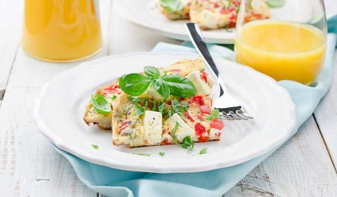 Omelet with tomatoes, basil and feta