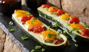 Zucchini boats with bacon and eggs