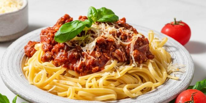 Bolognese pasta with minced meat and bacon