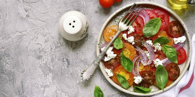 Salad with spicy tomatoes and cheese