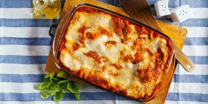 Simple lasagna with minced meat and cottage cheese