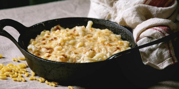 Pasta casserole with onion and feta