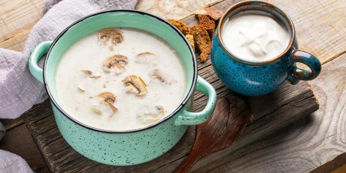 German mushroom soup with sour cream