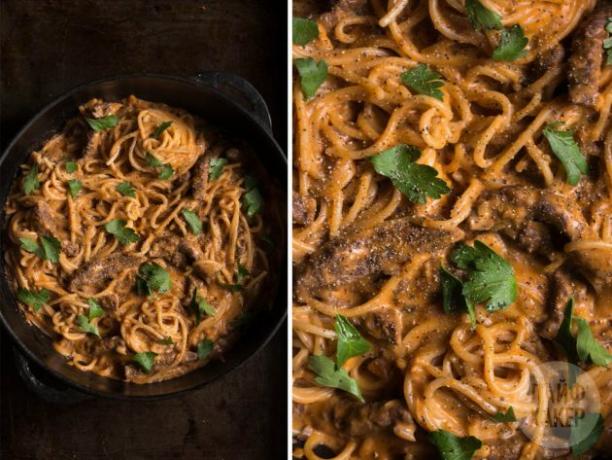 To make a pasta with beef in tomato and cream sauce, remove the pan from the heat and quickly mix the meat and spaghetti with sour cream