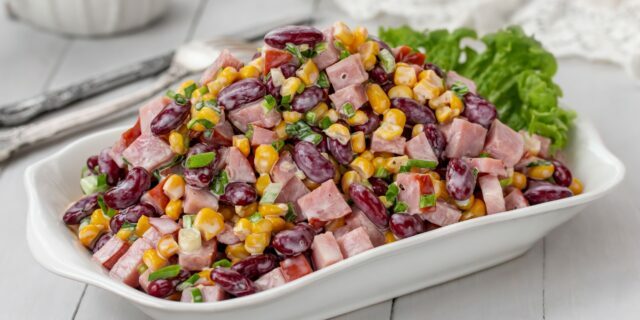 Salad with smoked chicken, beans and corn