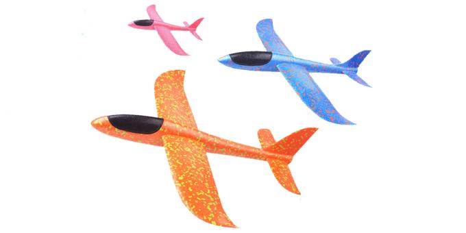 What to give the child: the aircraft model