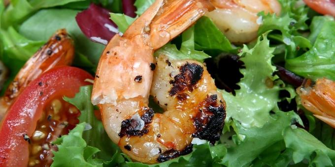 How to cook the shrimp salad with shrimp, beans and Italian herbs