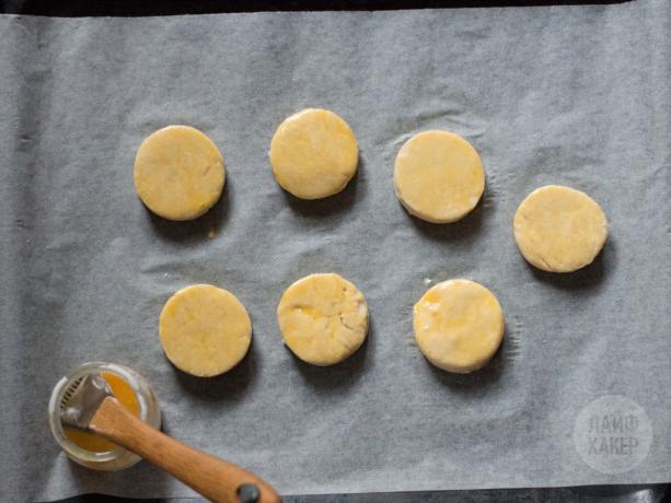 How to cook muffins for breakfast, spread on parchment