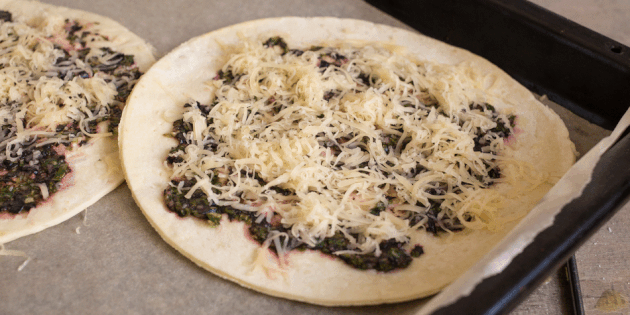Tortilla pizza: cooking