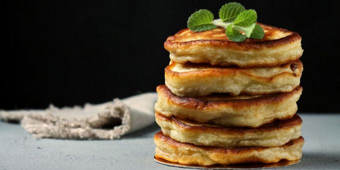 Pancakes with apples and raisins without sugar
