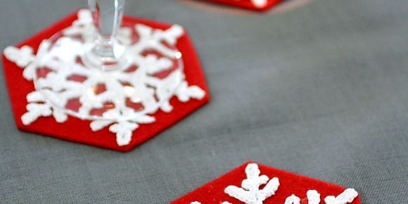 How to decorate a New Year's table: Decorate glasses