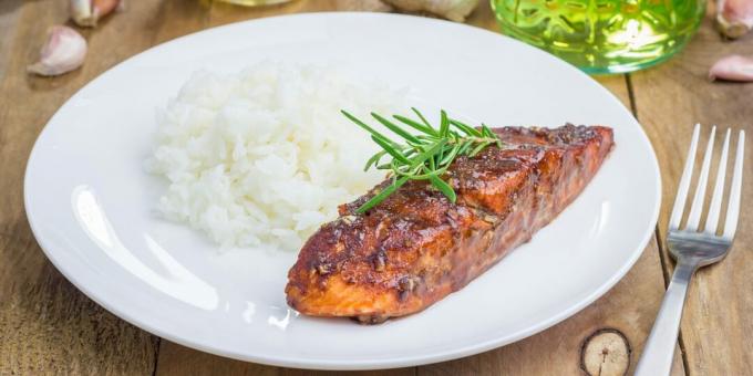 Baked red fish with raisin sauce