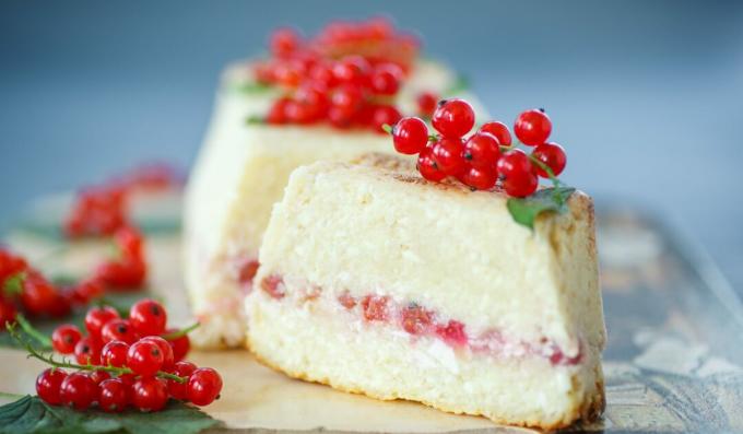 Cottage cheese casserole with red currant