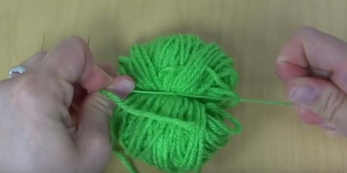 How to make a pompom: tie the threads