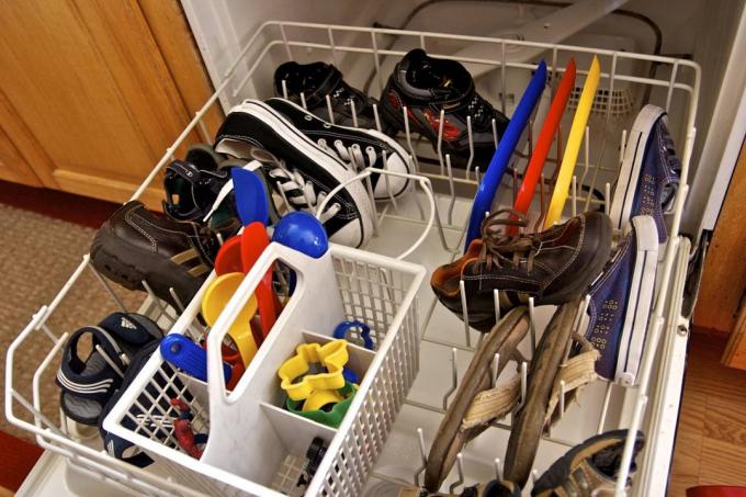 How to use a dishwasher: washing shoes