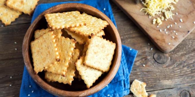 Cheese crackers with poppy seeds and sesame seeds