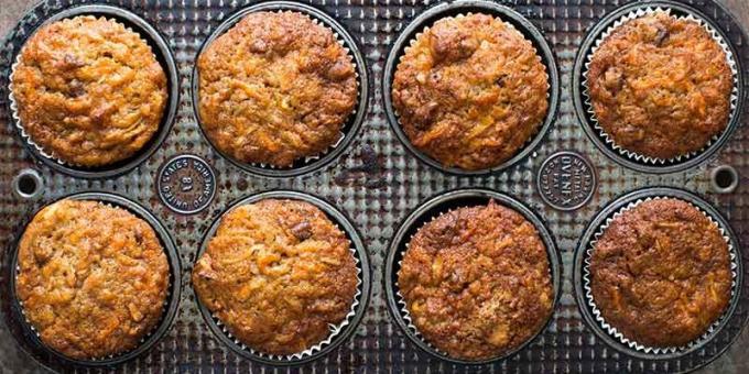 Carrot-apple muffins with walnuts
