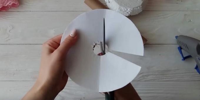 How to make a candy bouquet: trim the middle of the circle