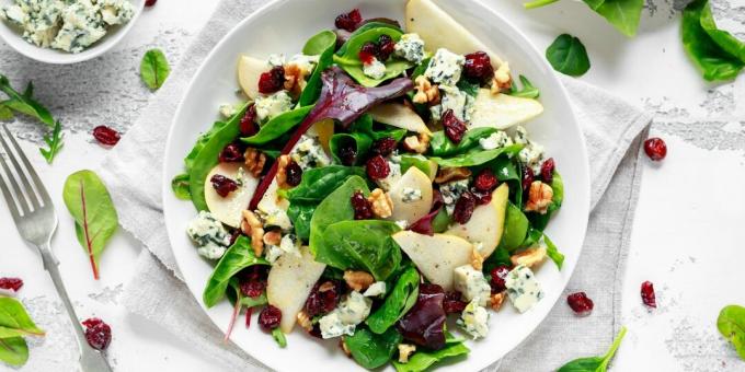 Salad with pear, blue cheese, caramelized nuts and dried cranberries