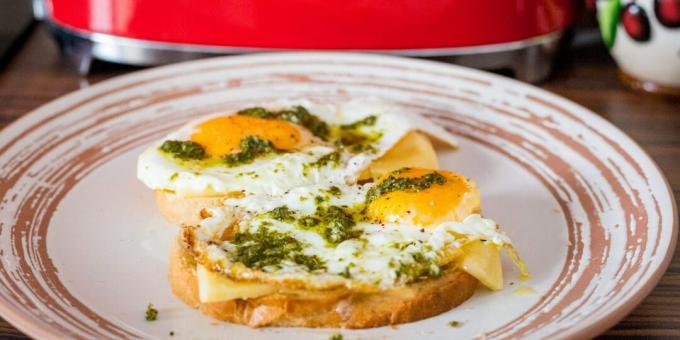 Eggs with pesto - a great breakfast in 5 minutes
