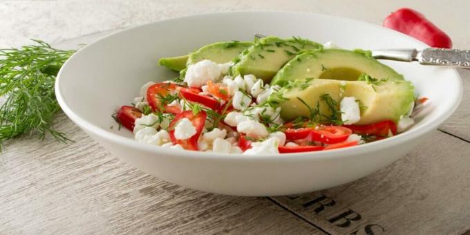 Salad with avocado, cottage cheese and bell pepper
