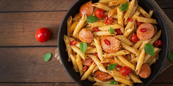 Pasta with sausages and tomato sauce
