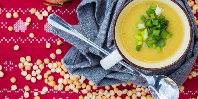 Cheesy pea soup with smoked flavor