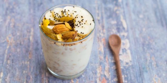 what to eat before a workout: yogurt with nuts and banana