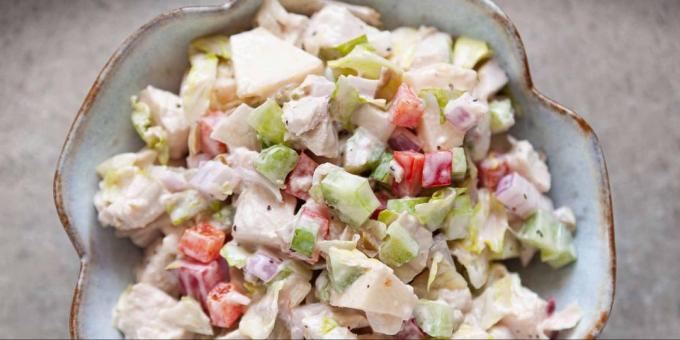 Salad with bell pepper, chicken and apple