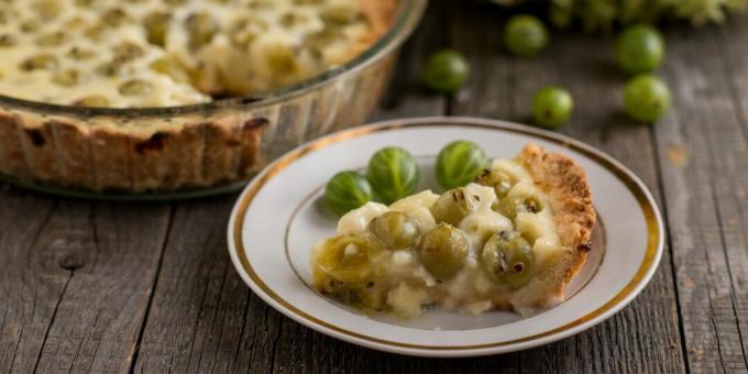 Pie with gooseberries and cottage cheese