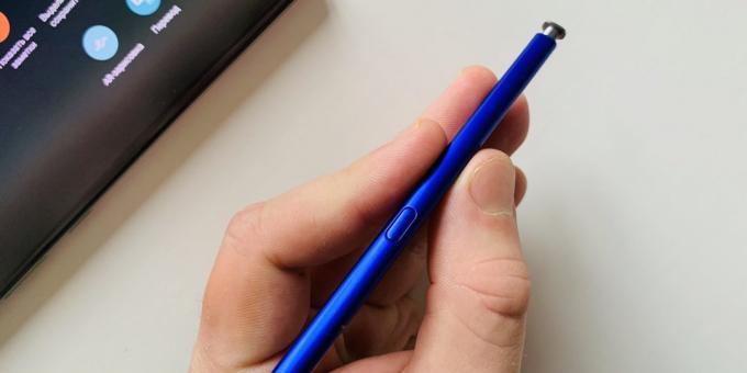 Long with an electronic pen can not prorisuesh: it is thin and light