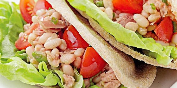 Salad with tuna, beans and tomatoes