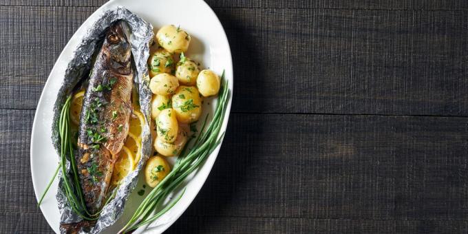 Mackerel in the oven with onions and lemon: a simple recipe