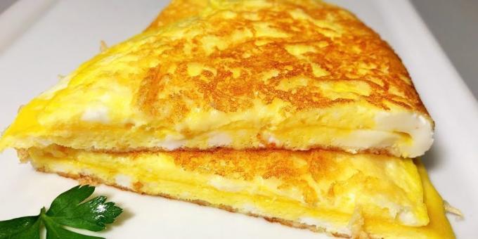 Quick breakfast: scrambled eggs with crispy cheese crust