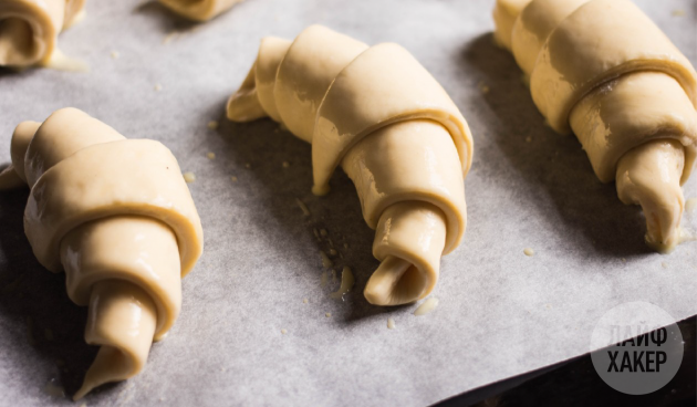 Simplest croissants: roll triangles into rolls