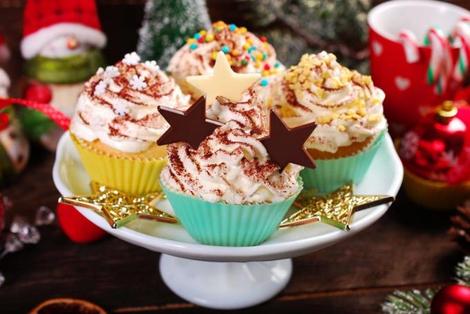 What to prepare for the New Year: curd cupcakes with chocolate