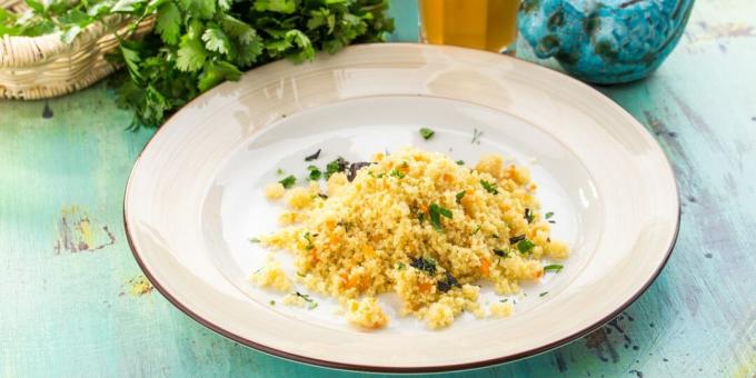 Couscous with almonds, garlic and paprika