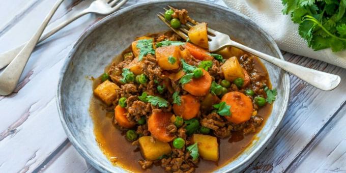 Minced beef with vegetables and tomato sauce