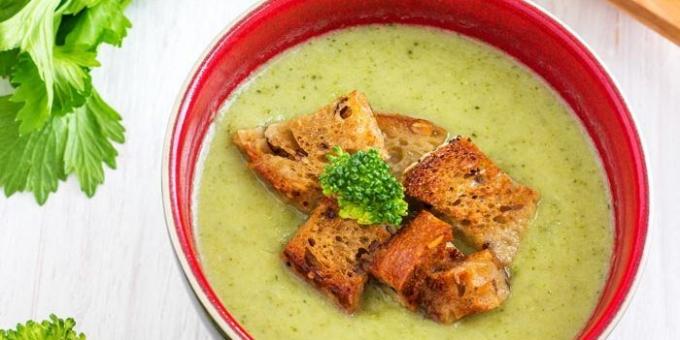 Celery soup with broccoli and croutons